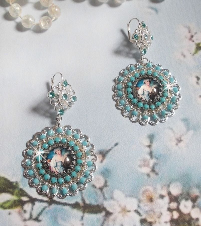 BO Moment de Détente skapad med Vintage Dames förstoringsglas cabochons, Swarovski kristaller, stämplar och glaspärlor.
