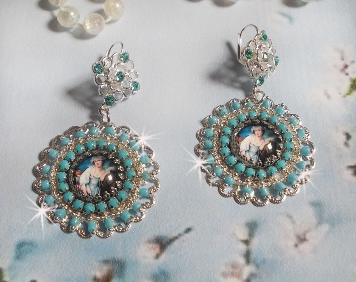 BO Moment de Détente skapad med Vintage Dames förstoringsglas cabochons, Swarovski kristaller, stämplar och glaspärlor.