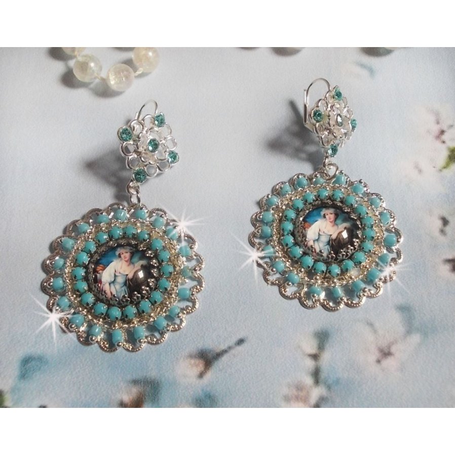 BO Moment de Détente skapad med Vintage Dames förstoringsglas cabochons, Swarovski kristaller, stämplar och glaspärlor.