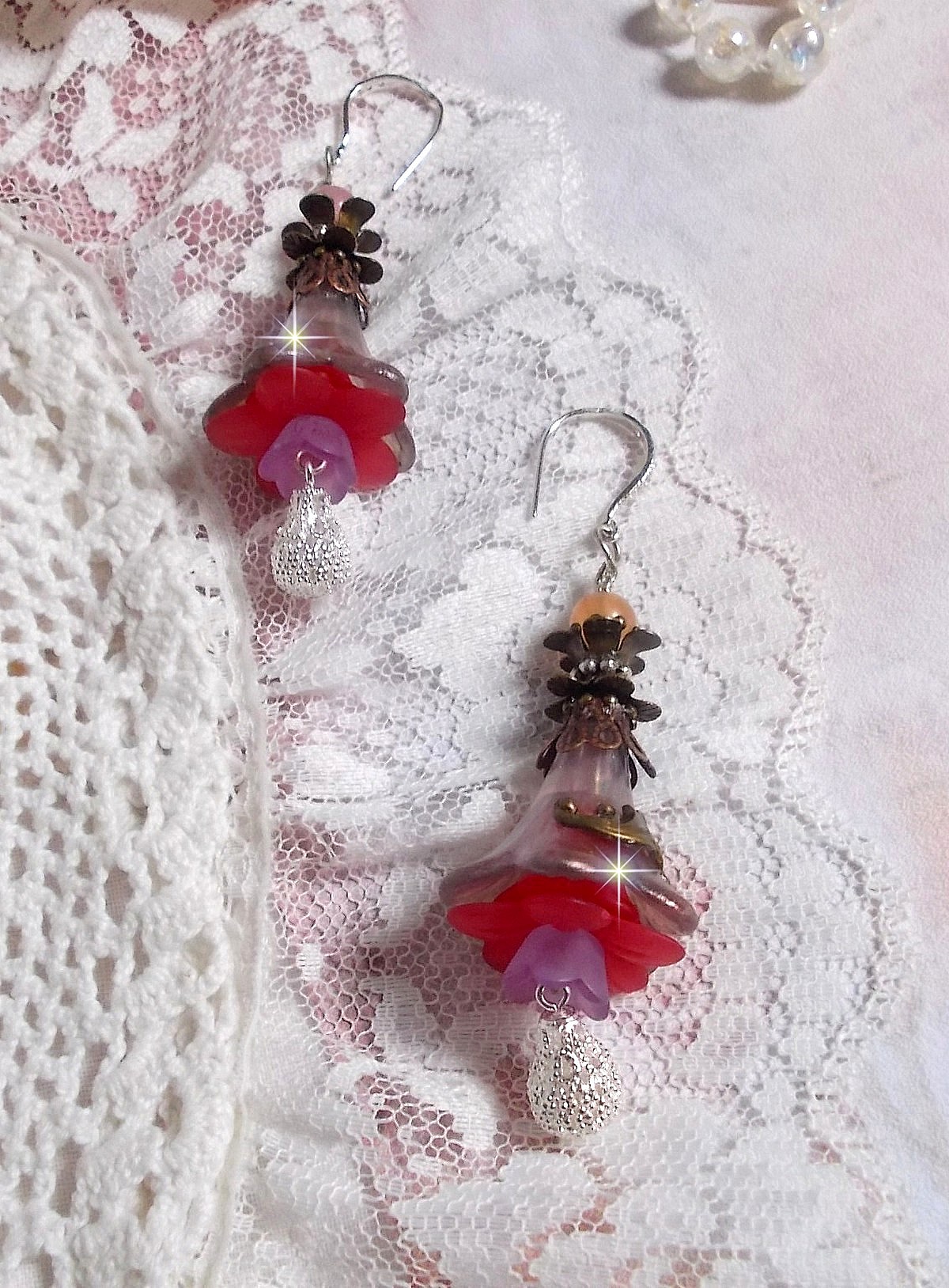 BO Myst&egrave;res d&rsquo;Antan mont&eacute;es avec fleurs r&eacute;sines, breloques gouttes, Quartz Rose et crochets argent 925