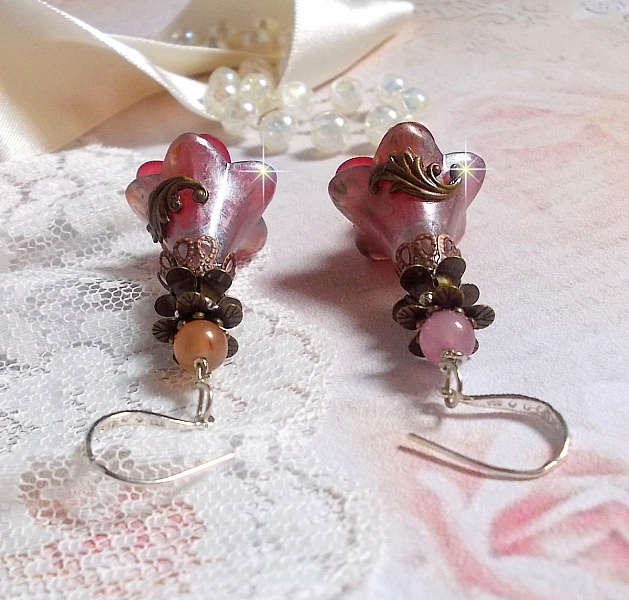 BO Myst&egrave;res d&rsquo;Antan mont&eacute;es avec fleurs r&eacute;sines, breloques gouttes, Quartz Rose et crochets argent 925