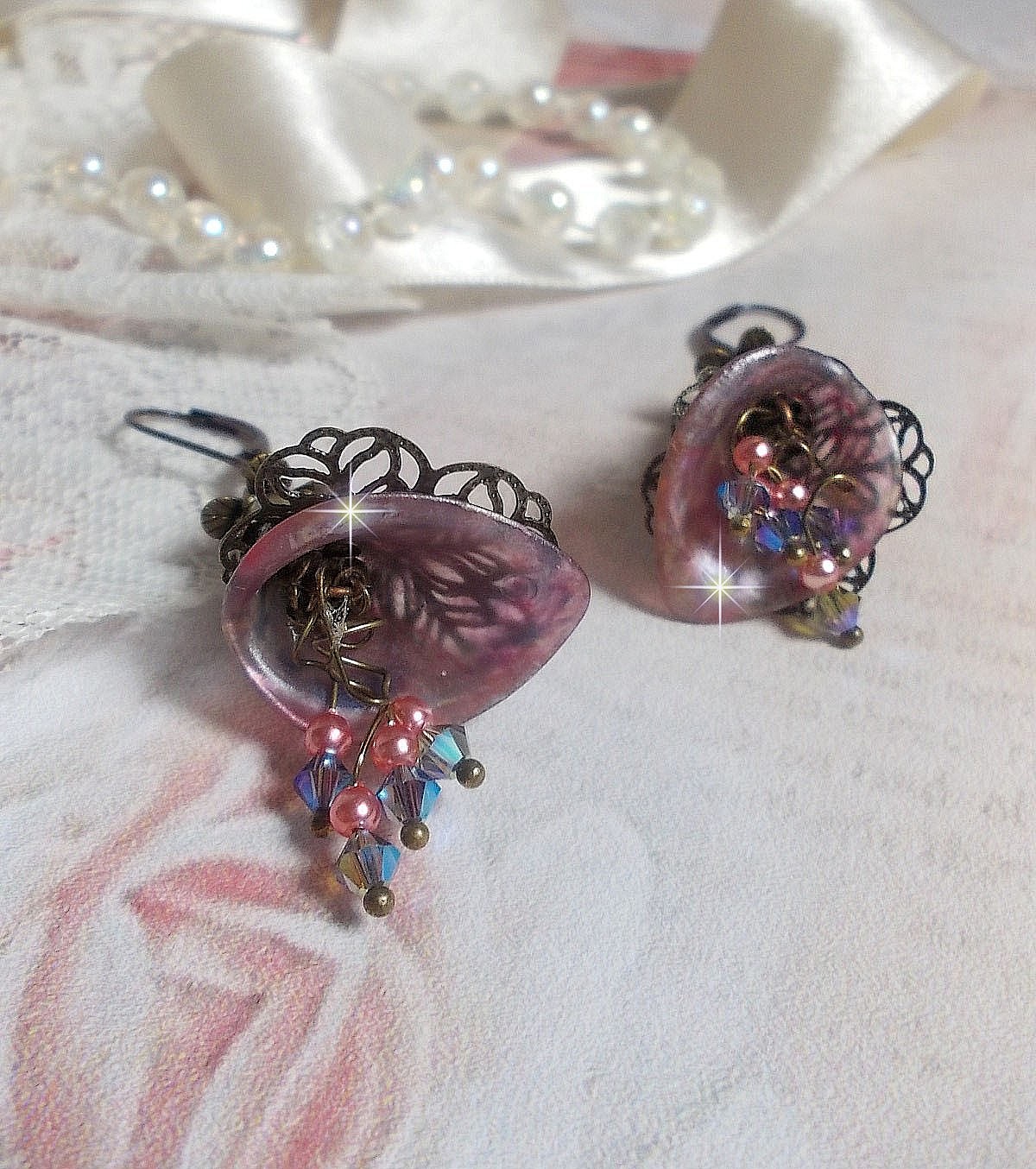 BO  Myst&egrave;res d&rsquo;Hollywood mont&eacute;es avec fleurs Arums peintes &agrave; la main, fleurs, calottes, couronnes, toupies, perles en verre et dormeuses chocolat