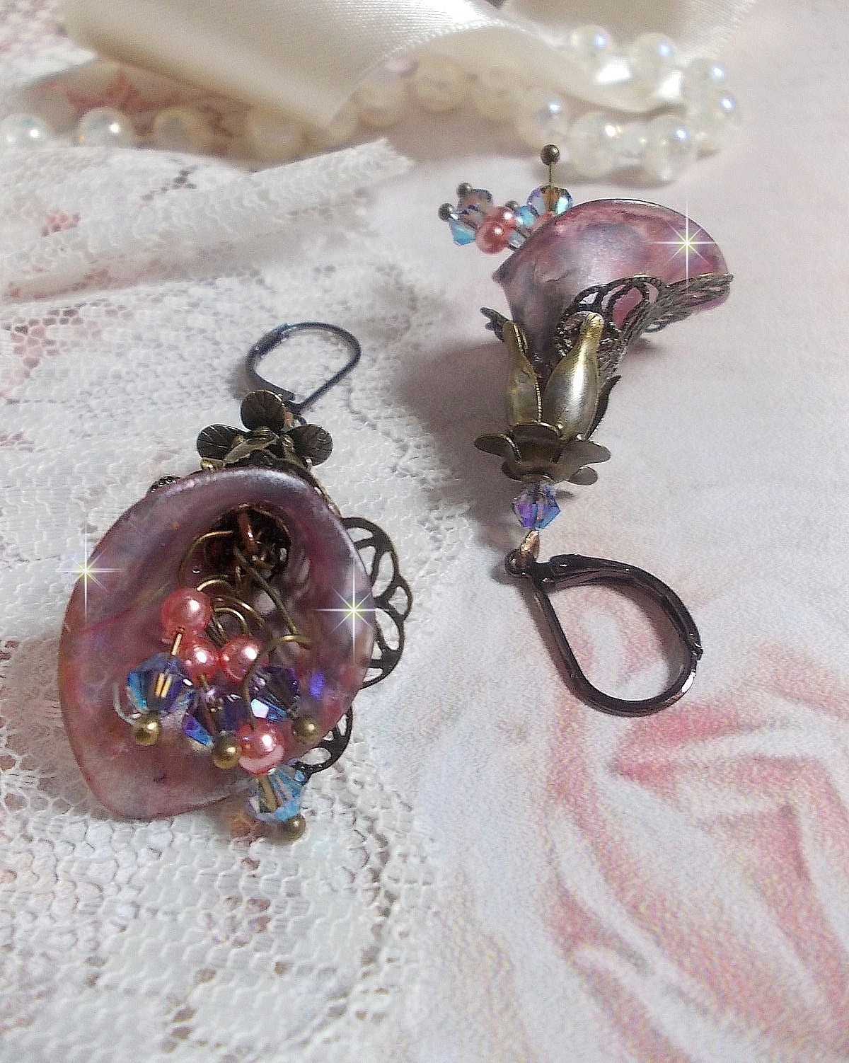 BO  Myst&egrave;res d&rsquo;Hollywood mont&eacute;es avec fleurs Arums peintes &agrave; la main, fleurs, calottes, couronnes, toupies, perles en verre et dormeuses chocolat