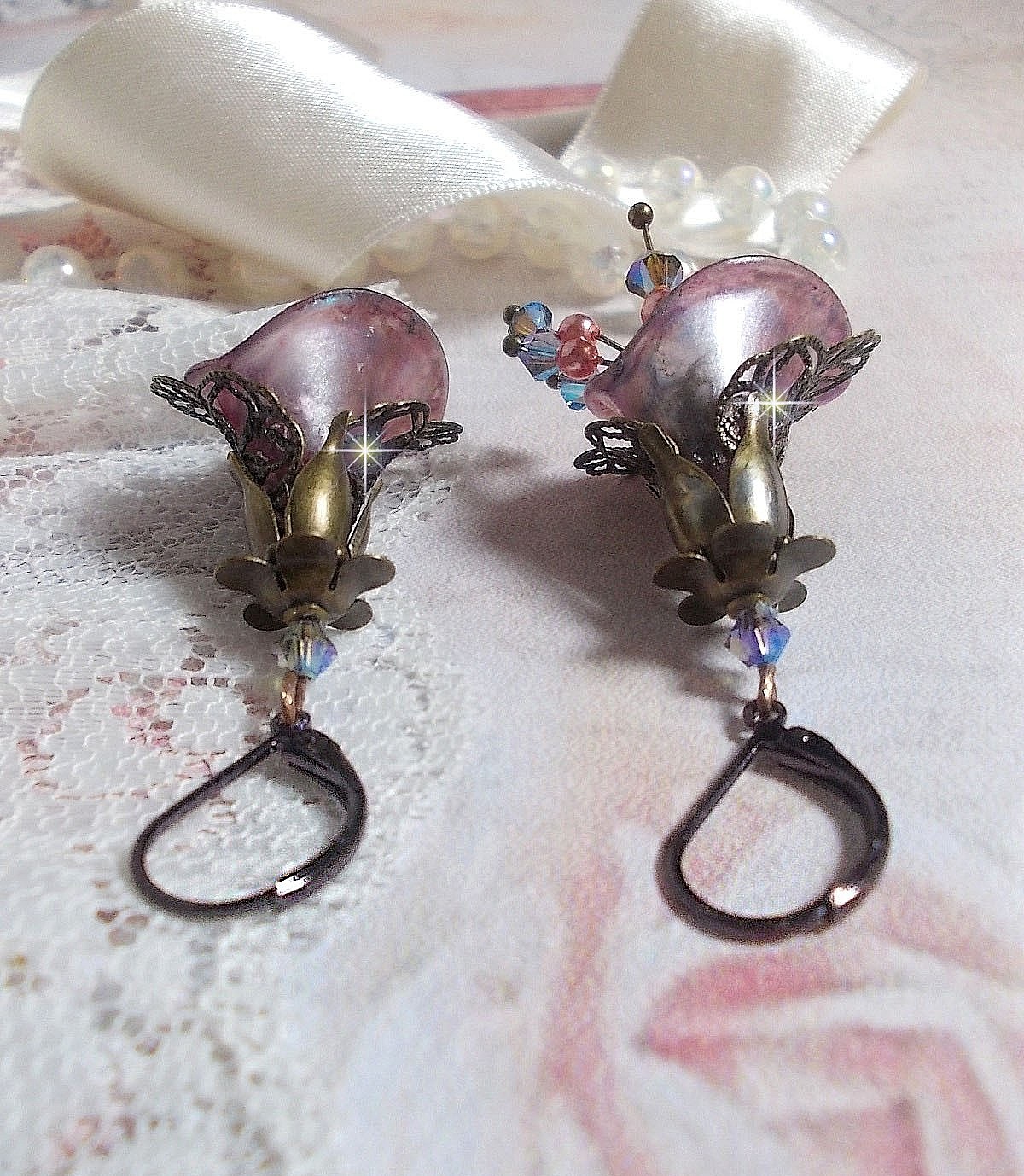 BO  Myst&egrave;res d&rsquo;Hollywood mont&eacute;es avec fleurs Arums peintes &agrave; la main, fleurs, calottes, couronnes, toupies, perles en verre et dormeuses chocolat