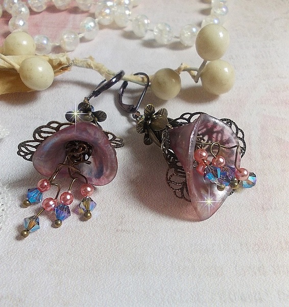 BO  Myst&egrave;res d&rsquo;Hollywood mont&eacute;es avec fleurs Arums peintes &agrave; la main, fleurs, calottes, couronnes, toupies, perles en verre et dormeuses chocolat