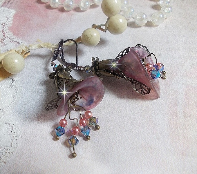 BO  Myst&egrave;res d&rsquo;Hollywood mont&eacute;es avec fleurs Arums peintes &agrave; la main, fleurs, calottes, couronnes, toupies, perles en verre et dormeuses chocolat