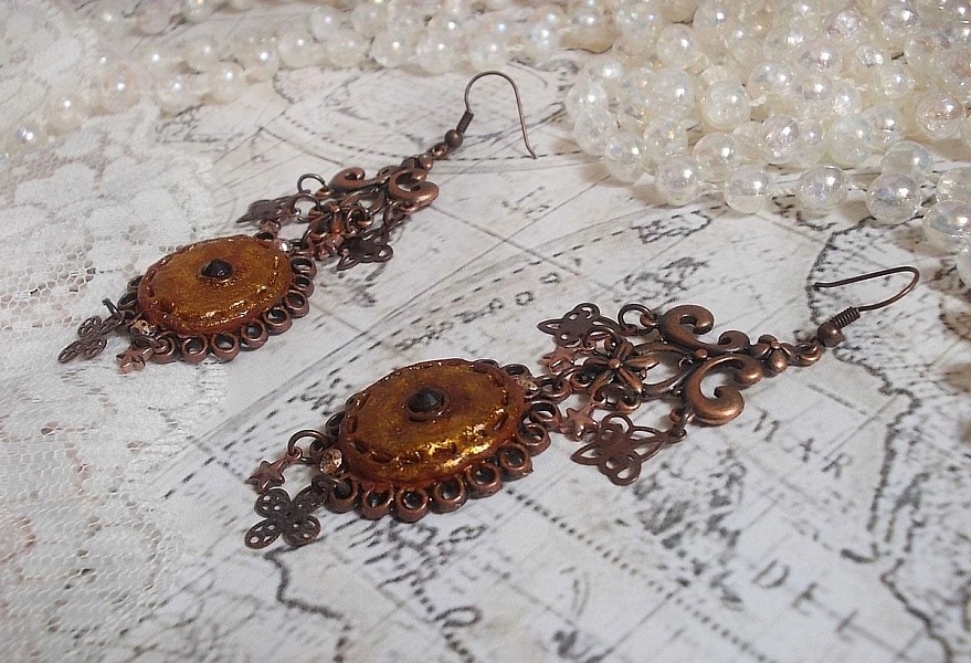 BO Myst&egrave;res d'Ars&egrave;ne skapad med olika formade berlocker, h&auml;ngande medaljonger, patinerade porslinsmotiv och Swarovski-kristaller.