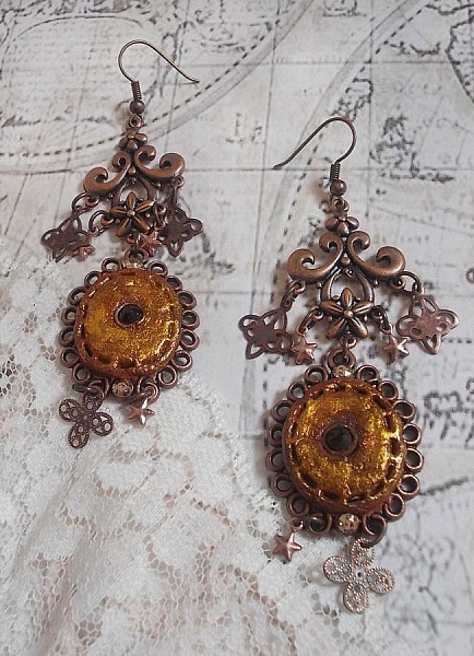 BO Myst&egrave;res d'Ars&egrave;ne skapad med olika formade berlocker, h&auml;ngande medaljonger, patinerade porslinsmotiv och Swarovski-kristaller.