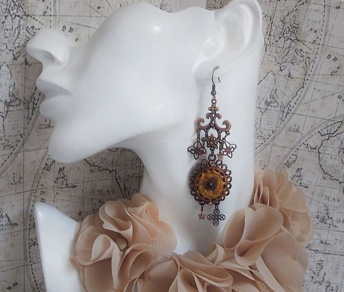 BO Myst&egrave;res d'Ars&egrave;ne skapad med olika formade berlocker, h&auml;ngande medaljonger, patinerade porslinsmotiv och Swarovski-kristaller.