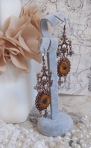 BO Myst&egrave;res d'Ars&egrave;ne skapad med olika formade berlocker, h&auml;ngande medaljonger, patinerade porslinsmotiv och Swarovski-kristaller.