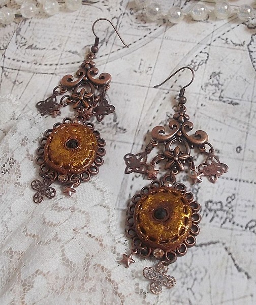 BO Myst&egrave;res d'Ars&egrave;ne skapad med olika formade berlocker, h&auml;ngande medaljonger, patinerade porslinsmotiv och Swarovski-kristaller.