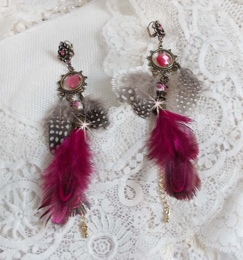 Navajo Fuchsia och Brown BO med glaspärlor, Swarovski-kristaller och fjädrar.