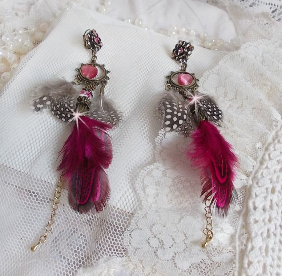 Navajo Fuchsia och Brown BO med glaspärlor, Swarovski-kristaller och fjädrar.