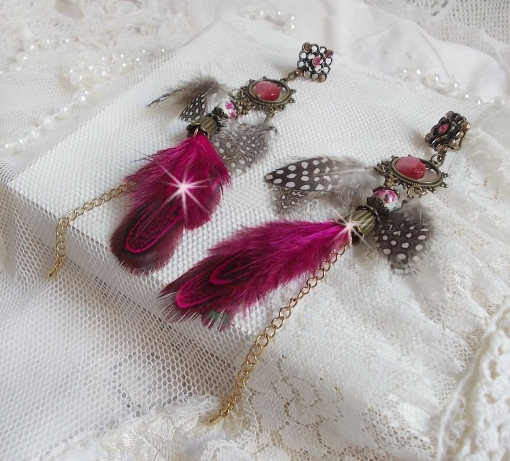 Navajo Fuchsia och Brown BO med glaspärlor, Swarovski-kristaller och fjädrar.