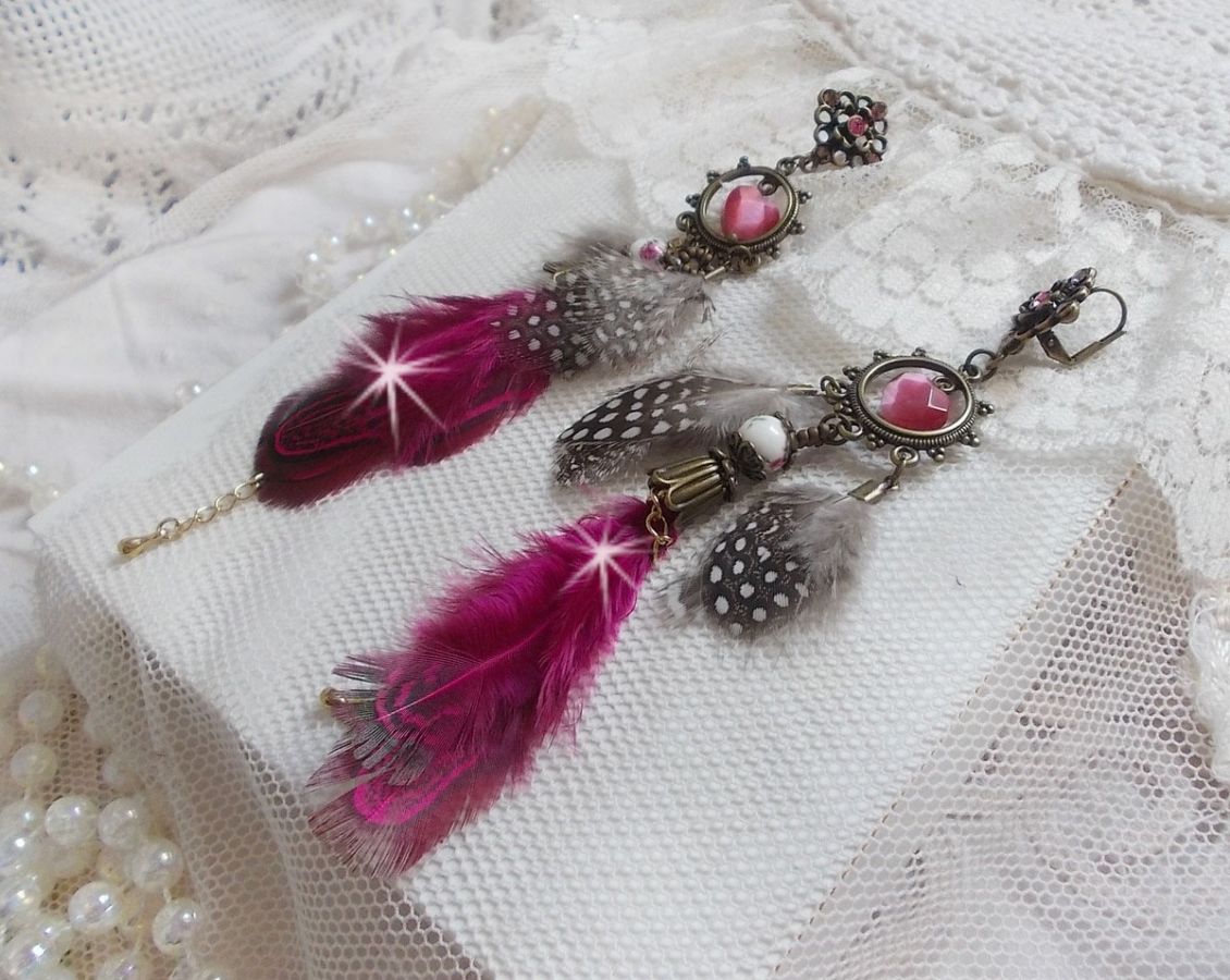 Navajo Fuchsia och Brown BO med glaspärlor, Swarovski-kristaller och fjädrar.