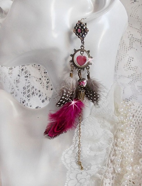 Navajo Fuchsia och Brown BO med glasp&auml;rlor, Swarovski-kristaller och fj&auml;drar.