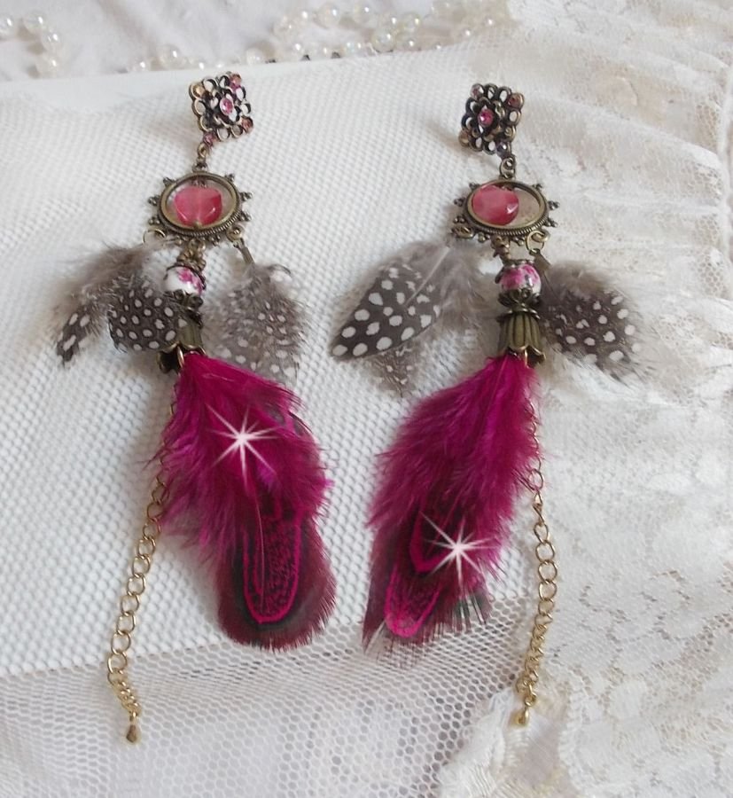 Navajo Fuchsia och Brown BO med glaspärlor, Swarovski-kristaller och fjädrar.