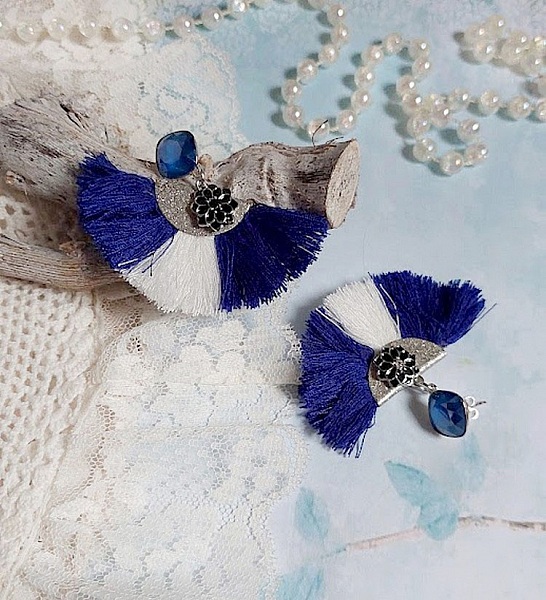 BO Navy Blue and White mont&eacute;es avec pompons, breloques &eacute;maill&eacute;es, puces argent 925/1000 et cristaux