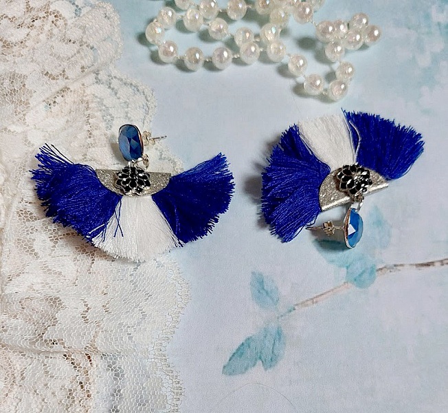 BO Navy Blue and White mont&eacute;es avec pompons, breloques &eacute;maill&eacute;es, puces argent 925/1000 et cristaux