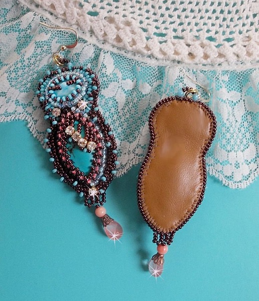 BO Na&Icirc;ade avec des cabochons en turquoise, des strass, des rocailles et du cuir vachette Camel