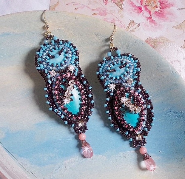 BO Na&Icirc;ade avec des cabochons en turquoise, des strass, des rocailles et du cuir vachette Camel