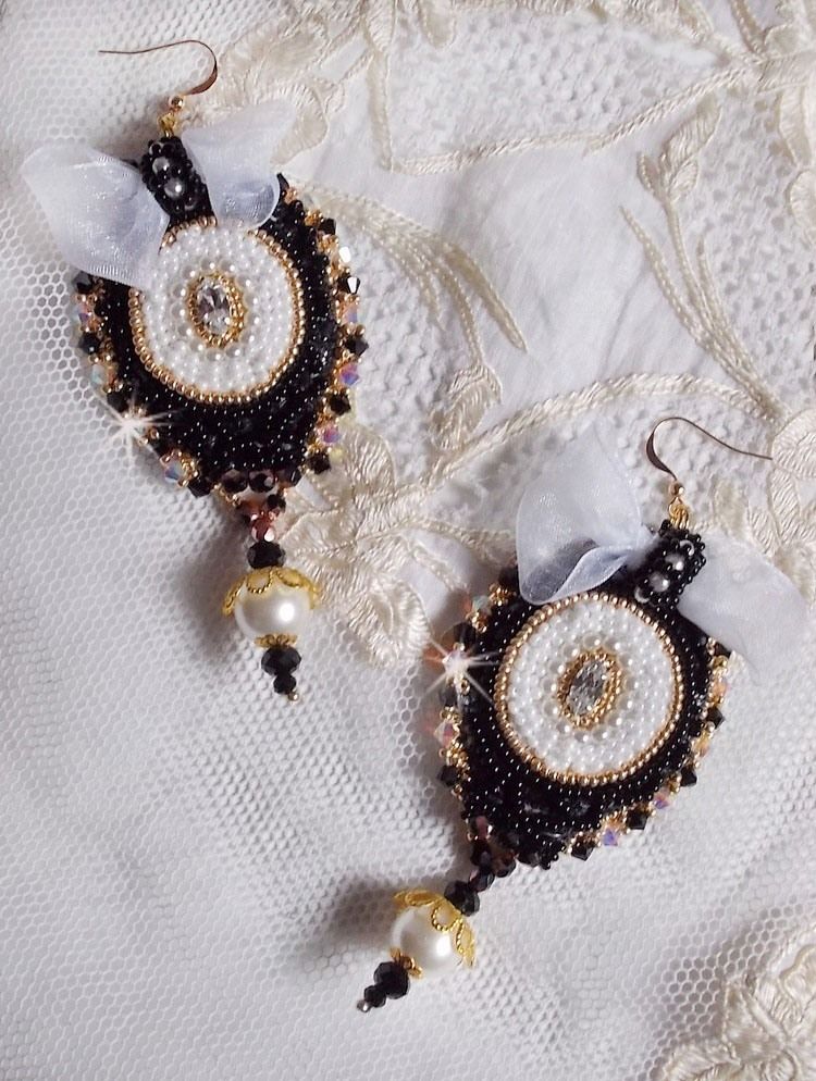 BO Black Sacred Haute-Couture broderad med svart vintage spets, Swarovskikristaller, facetter och fröpärlor.