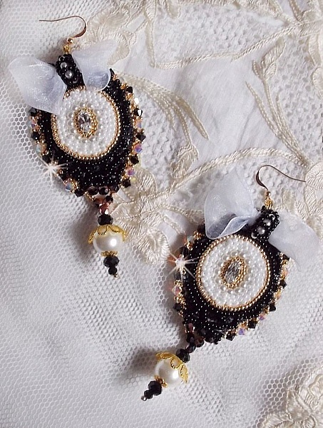 BO Black Sacred Haute-Couture broderad med svart vintage spets, Swarovskikristaller, facetter och fr&ouml;p&auml;rlor.