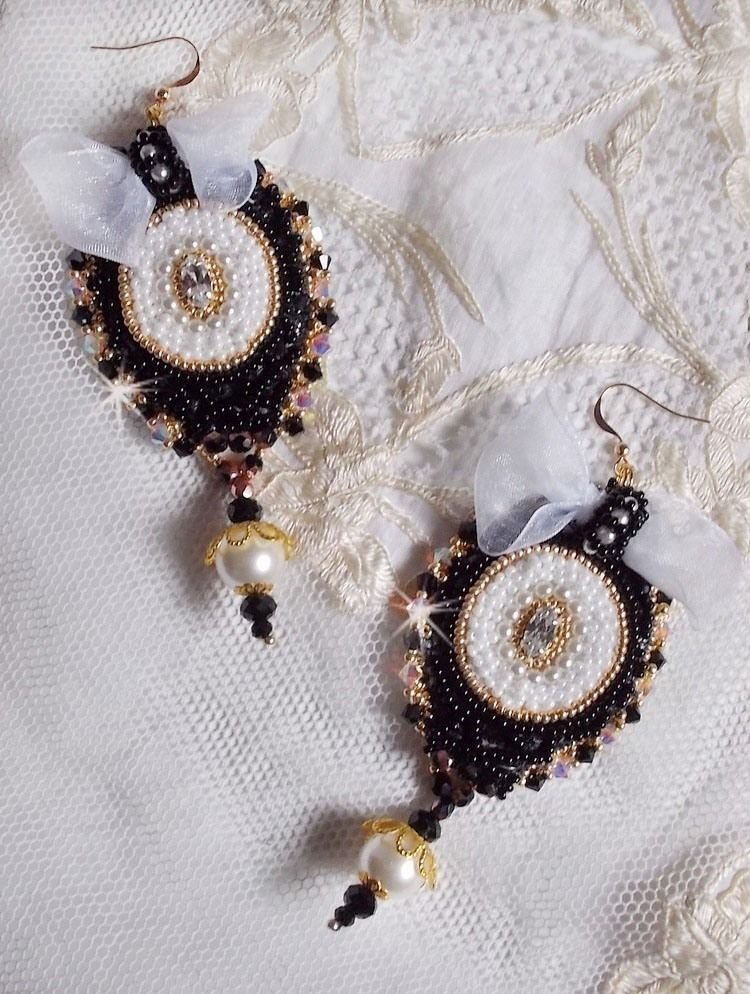 BO Black Sacred Haute-Couture broderad med svart vintage spets, Swarovskikristaller, facetter och fröpärlor.
