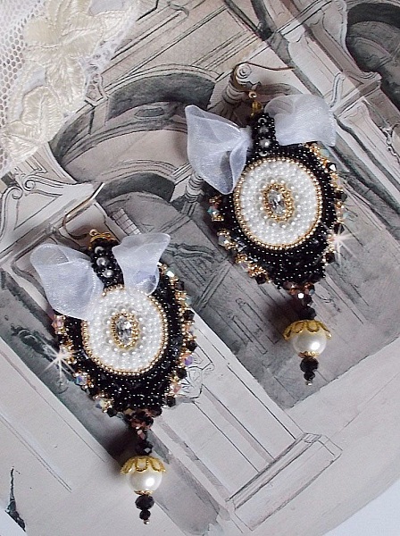 BO Black Sacred Haute-Couture broderad med svart vintage spets, Swarovskikristaller, facetter och fr&ouml;p&auml;rlor.
