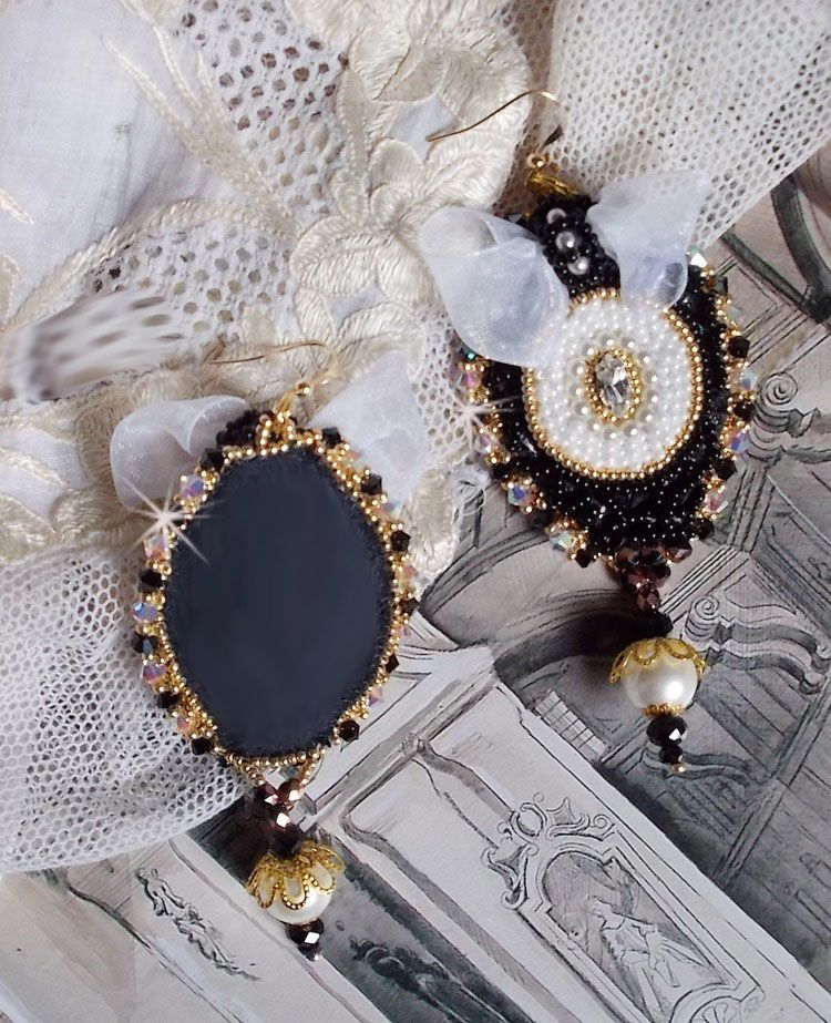 BO Black Sacred Haute-Couture broderad med svart vintage spets, Swarovskikristaller, facetter och fröpärlor.