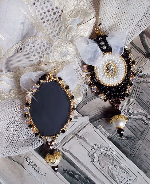 BO Black Sacred Haute-Couture broderad med svart vintage spets, Swarovskikristaller, facetter och fr&ouml;p&auml;rlor.