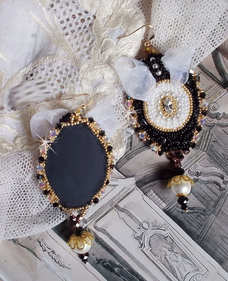 BO Black Sacred Haute-Couture broderad med svart vintage spets, Swarovskikristaller, facetter och fröpärlor.