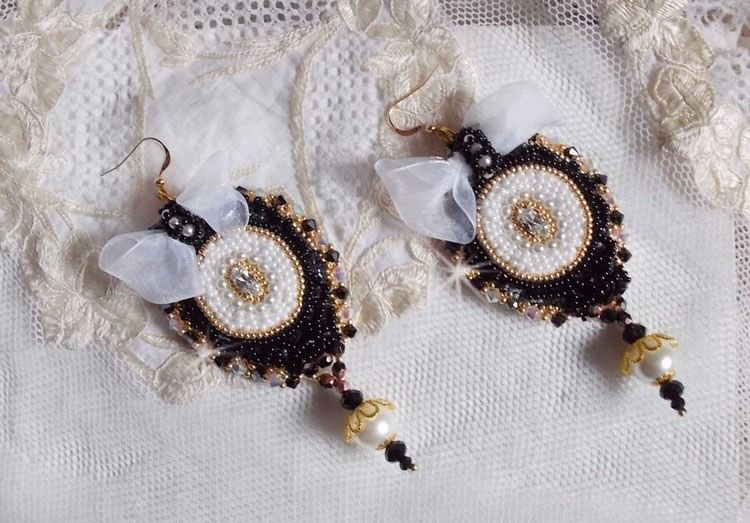 BO Black Sacred Haute-Couture broderad med svart vintage spets, Swarovskikristaller, facetter och fröpärlor.