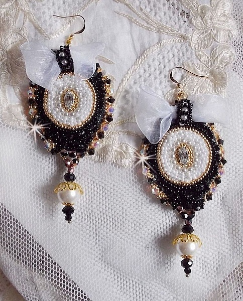 BO Black Sacred Haute-Couture broderad med svart vintage spets, Swarovskikristaller, facetter och fr&ouml;p&auml;rlor.