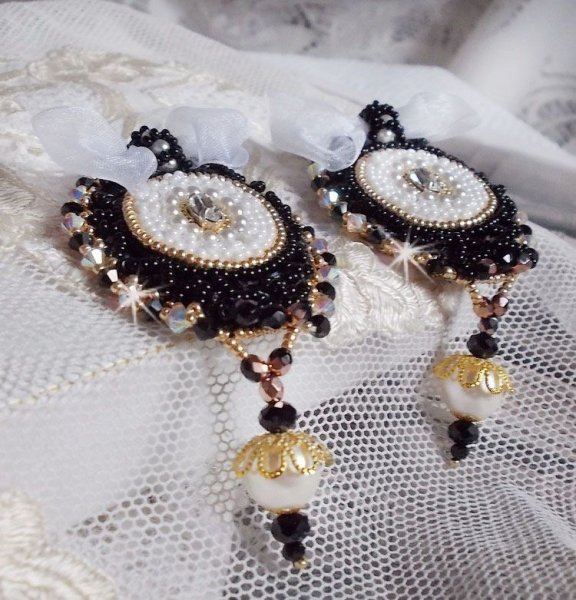 BO Black Sacred Haute-Couture broderad med svart vintage spets, Swarovskikristaller, facetter och fröpärlor.