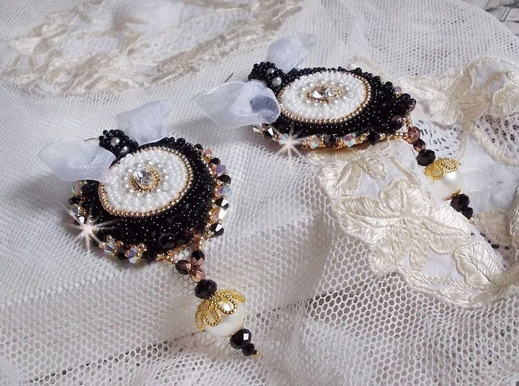 BO Black Sacred Haute-Couture broderad med svart vintage spets, Swarovskikristaller, facetter och fröpärlor.