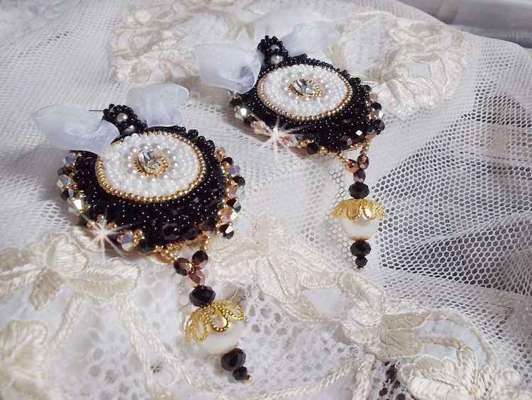 BO Black Sacred Haute-Couture broderad med svart vintage spets, Swarovskikristaller, facetter och fröpärlor.