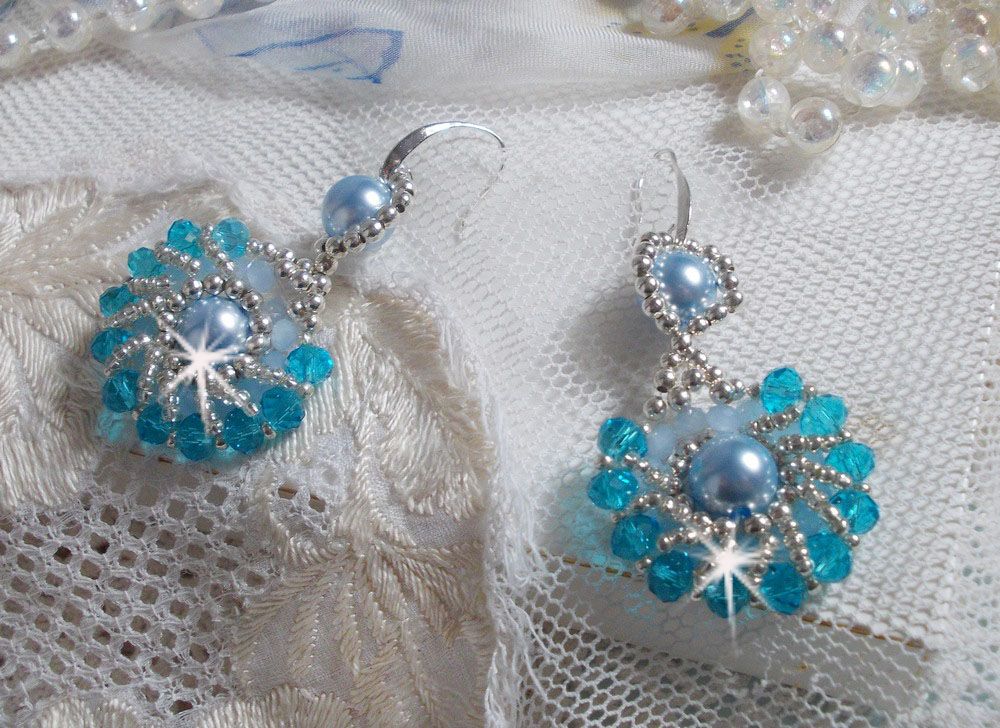 BO Ode Blue and Silver skapad med pärllika runda pärlor, platta facetter och silverfärgade fröpärlor.