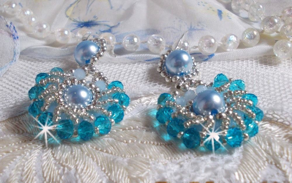 BO Ode Blue and Silver skapad med pärllika runda pärlor, platta facetter och silverfärgade fröpärlor.