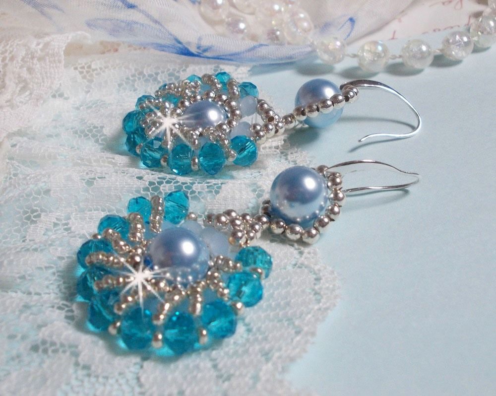 BO Ode Blue and Silver skapad med pärllika runda pärlor, platta facetter och silverfärgade fröpärlor.