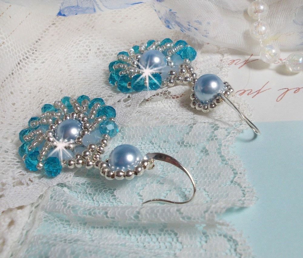 BO Ode Blue and Silver skapad med pärllika runda pärlor, platta facetter och silverfärgade fröpärlor.