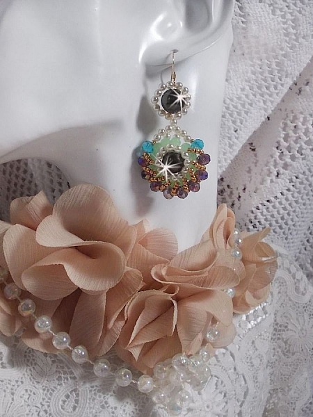 BO Ode Green and Purple skapad med p&auml;rlemorrundade p&auml;rlor, platta facetter och gyllene fr&ouml;p&auml;rlor.