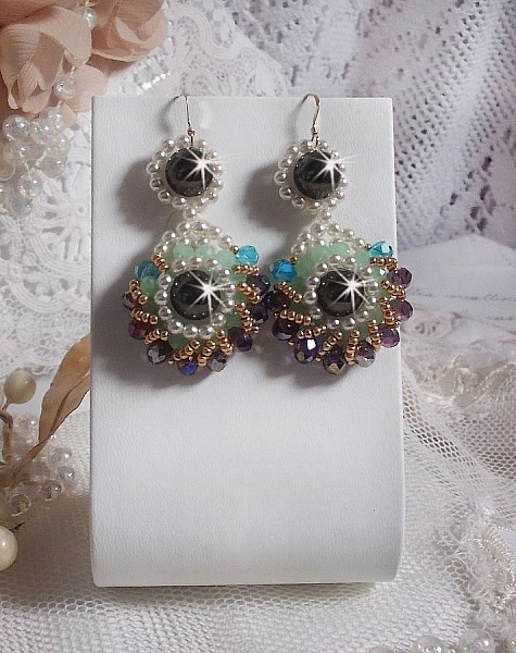 BO Ode Green and Purple skapad med p&auml;rlemorrundade p&auml;rlor, platta facetter och gyllene fr&ouml;p&auml;rlor.