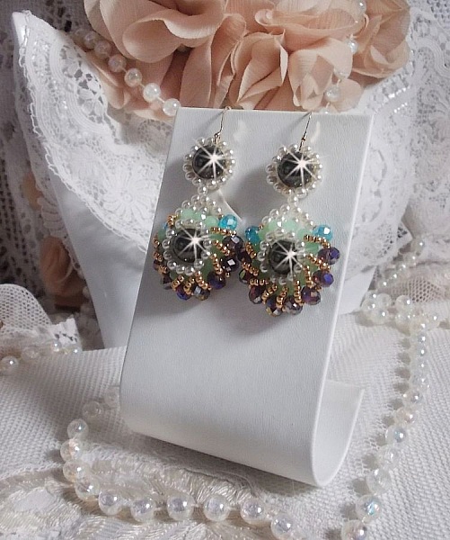 BO Ode Green and Purple skapad med p&auml;rlemorrundade p&auml;rlor, platta facetter och gyllene fr&ouml;p&auml;rlor.