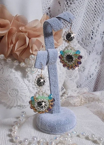 BO Ode Green and Purple skapad med p&auml;rlemorrundade p&auml;rlor, platta facetter och gyllene fr&ouml;p&auml;rlor.