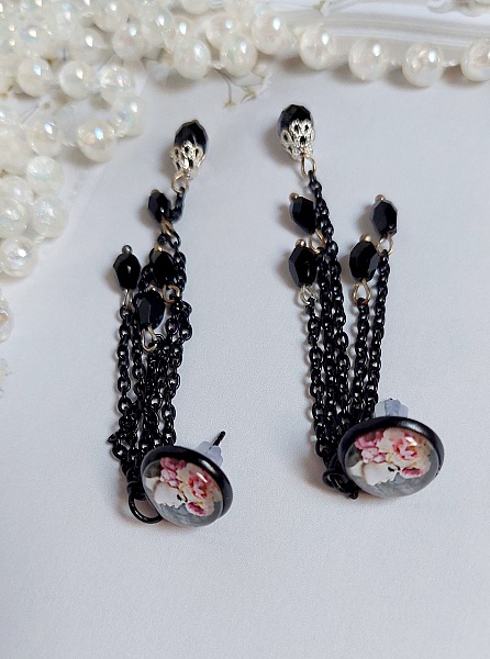 Boucles d'oreilles bohèmes noires avec cabochons roses et chaînes.