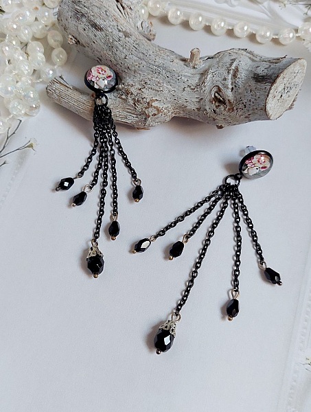 Boucles d'oreilles bohèmes noires à chaînes et perles facettées.