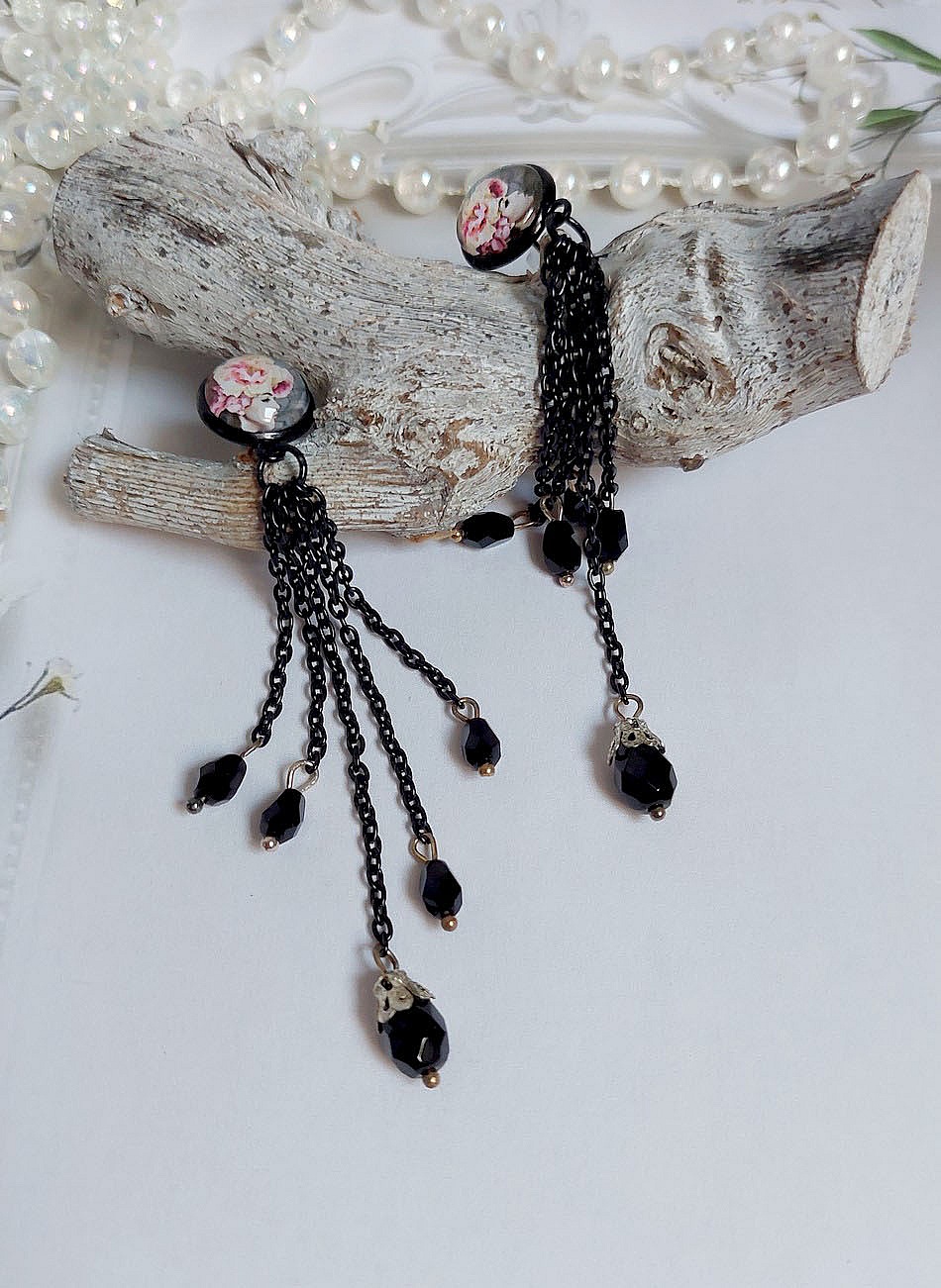 Boucles d'oreilles bohèmes noires avec cabochons fleuris et pampilles.
