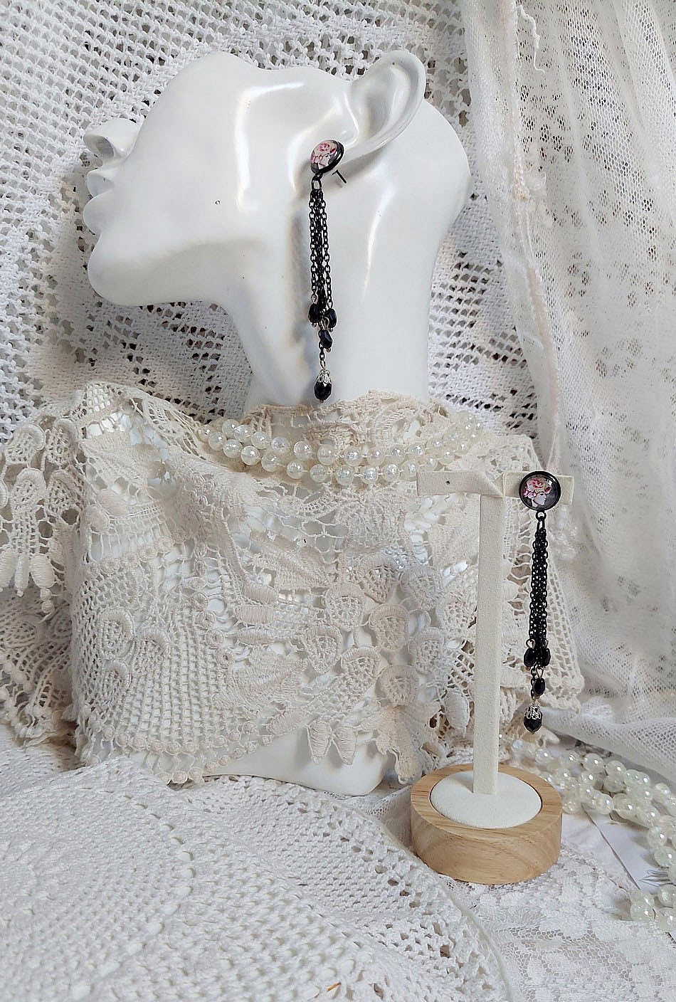 Boucles d'oreilles bohèmes pendantes noires avec chaînes et perles.