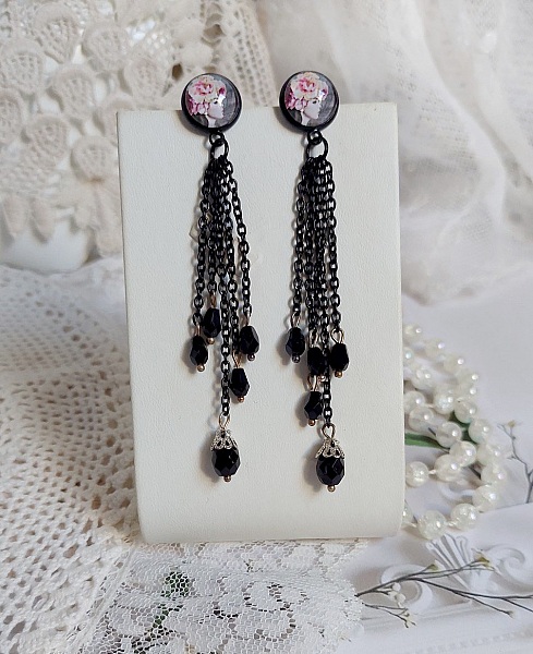 Boucles d'oreilles bohèmes noires avec chaînes et perles facettées.